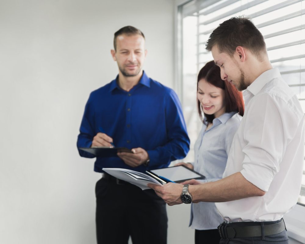 smiling-woman-with-coworkers-office smiling-woman-with-coworkers-office